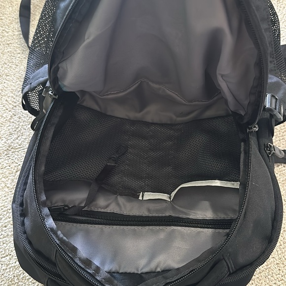 NWOT The North Face Pivoter Backpack - Picture 4 of 6